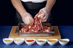 僅100個(gè)位，月均營(yíng)收卻超百萬(wàn)的中式現(xiàn)拌烤肉店是如何設(shè)計(jì)出來(lái)的？